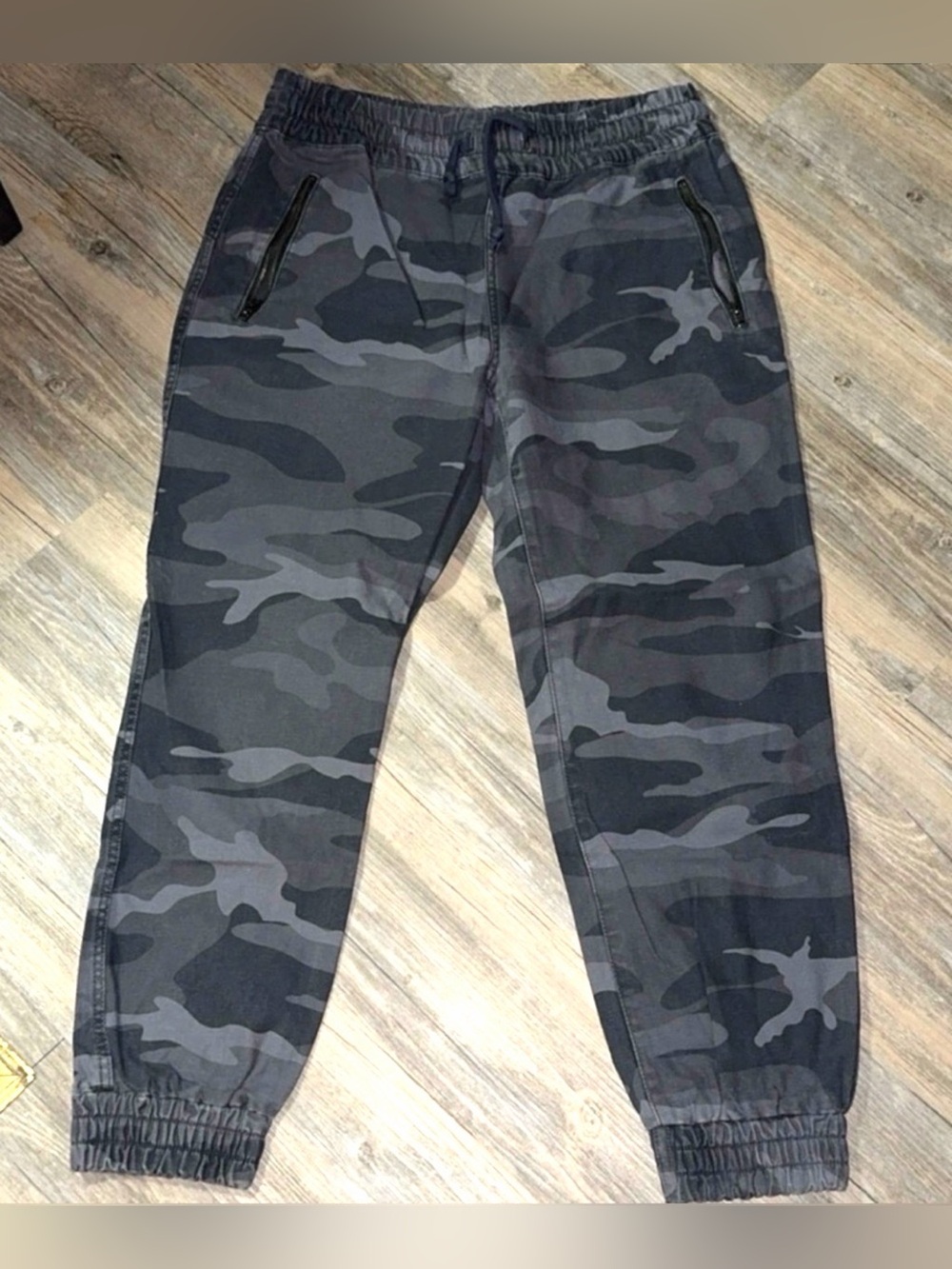 Aritzia TNA Alix Camo Joggers Size Small